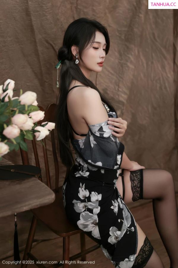   [XiuRen]高清写真图 2025.08.15 No.10655 南乔 黑色旗袍第29张图片